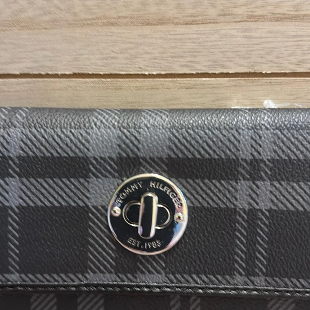 NWT Tommy Hilfiger black & gray textured plaid wallet